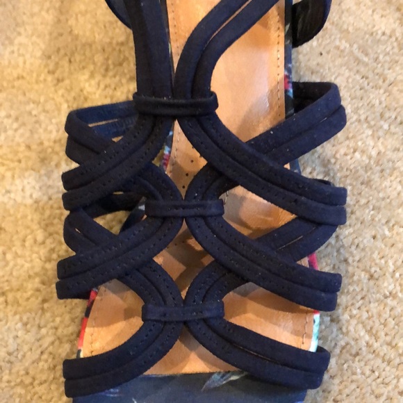 Dress Barn women’s sandals. - Picture 2 of 5